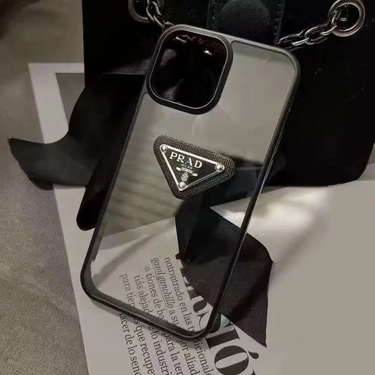 iPhone-Hülle mit schlichtem Metalldreieck-Label
