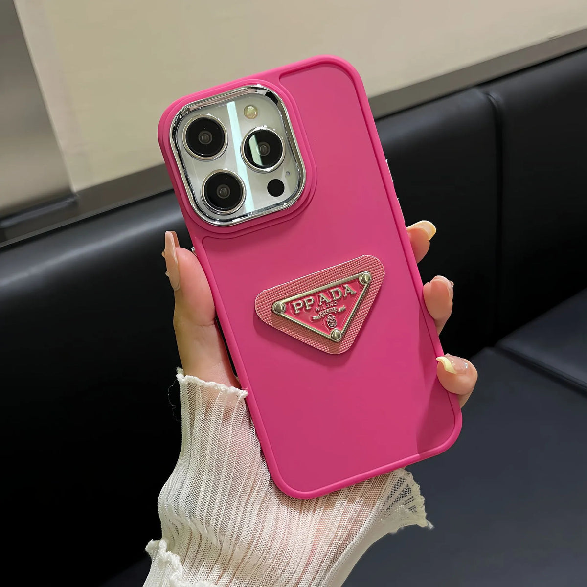 iPhone-Hülle mit schlichtem Metalldreieck-Label