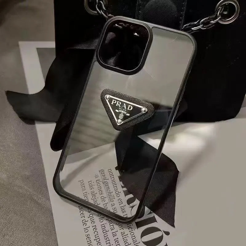 iPhone-Hülle mit schlichtem Metalldreieck-Label