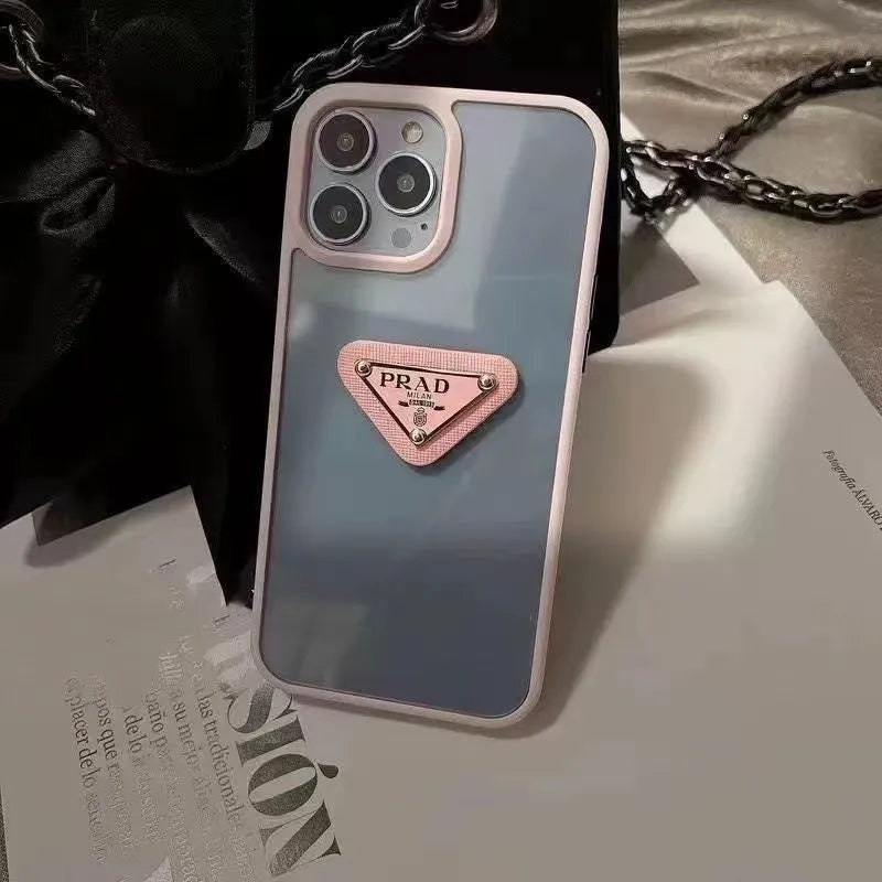 iPhone-Hülle mit schlichtem Metalldreieck-Label