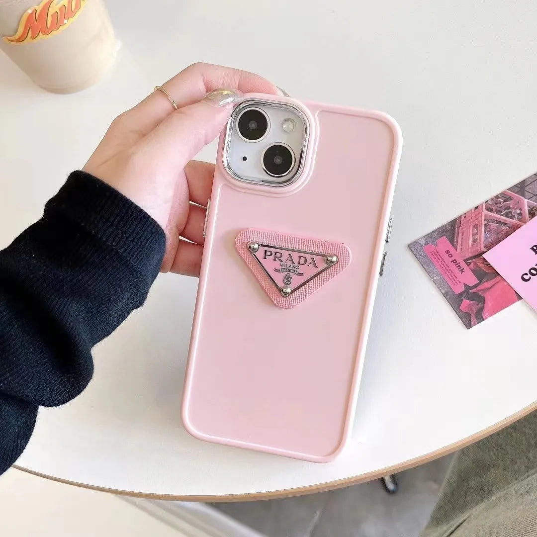 iPhone-Hülle mit schlichtem Metalldreieck-Label