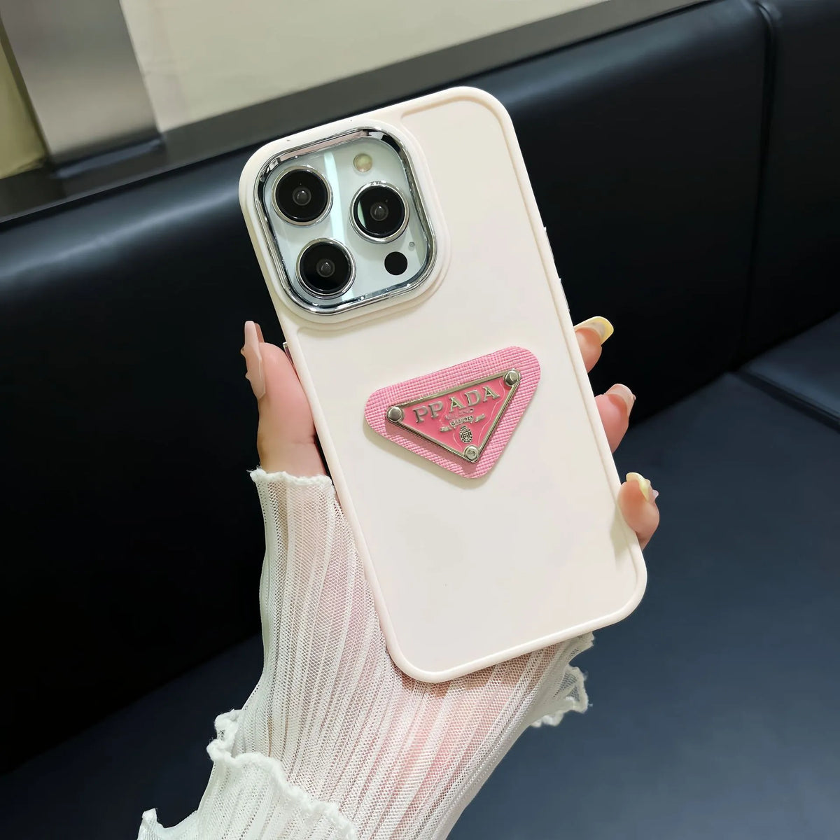 iPhone-Hülle mit schlichtem Metalldreieck-Label