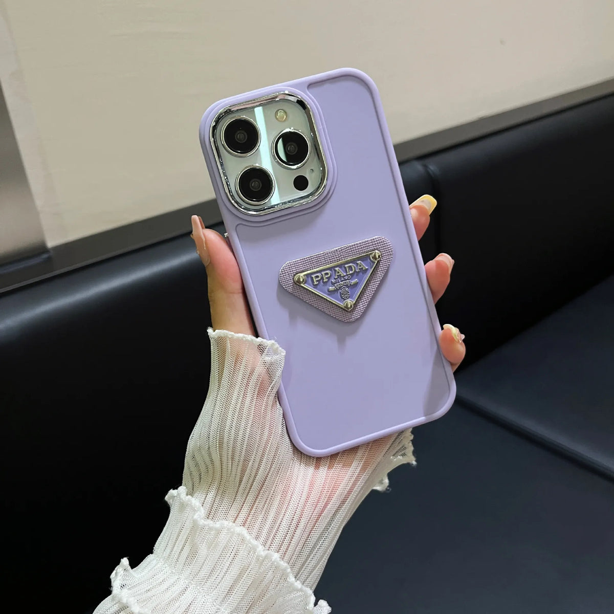 iPhone-Hülle mit schlichtem Metalldreieck-Label