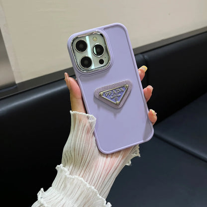 iPhone-Hülle mit schlichtem Metalldreieck-Label
