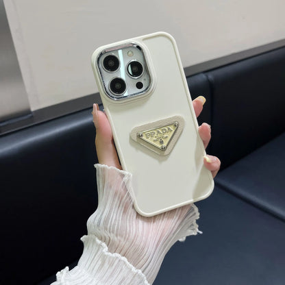 iPhone-Hülle mit schlichtem Metalldreieck-Label
